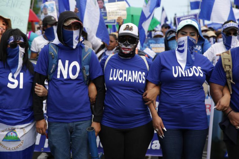 MILHARES MANIFESTAM-SE CONTRA GOVERNO NA NICARÁGUA QUATRO MESES APÓS INÍCIO DE CONFLITO