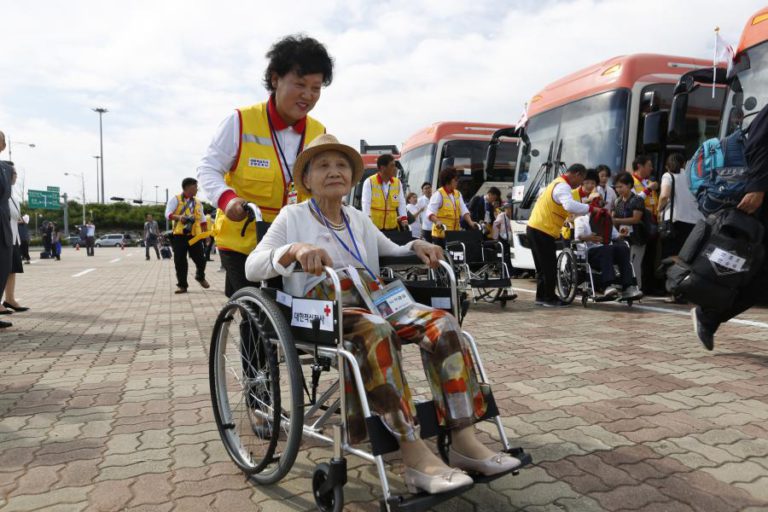 SUL-COREANOS A CAMINHO DA COREIA DO NORTE PARA ENCONTRO COM FAMILIARES