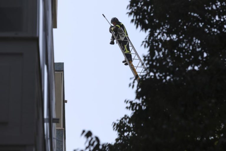 INCÊNDIO EM ARMAZÉM NA ZONA LISBOETA DA ESTRELA EXTINTO, HÁ TRÊS FERIDOS LIGEIROS