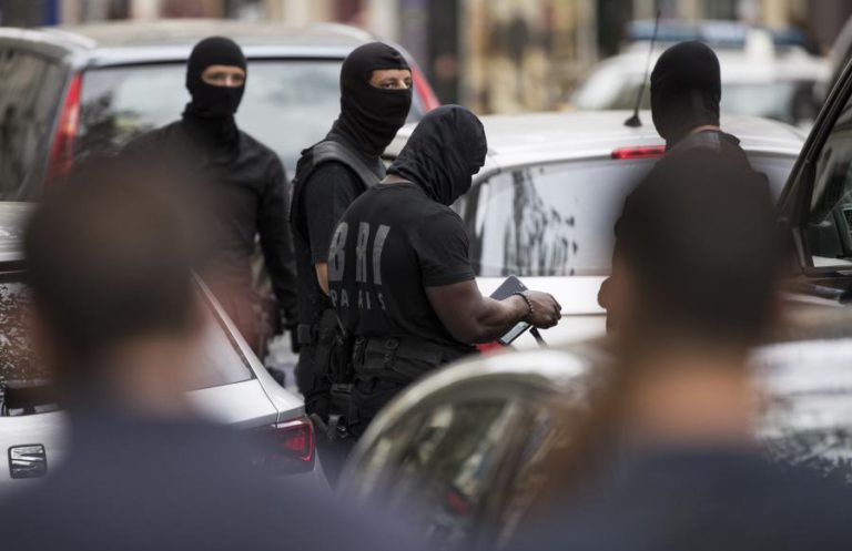UM MORTO E DOIS FERIDOS EM ATAQUE COM FACA NOS ARREDORES DE PARIS