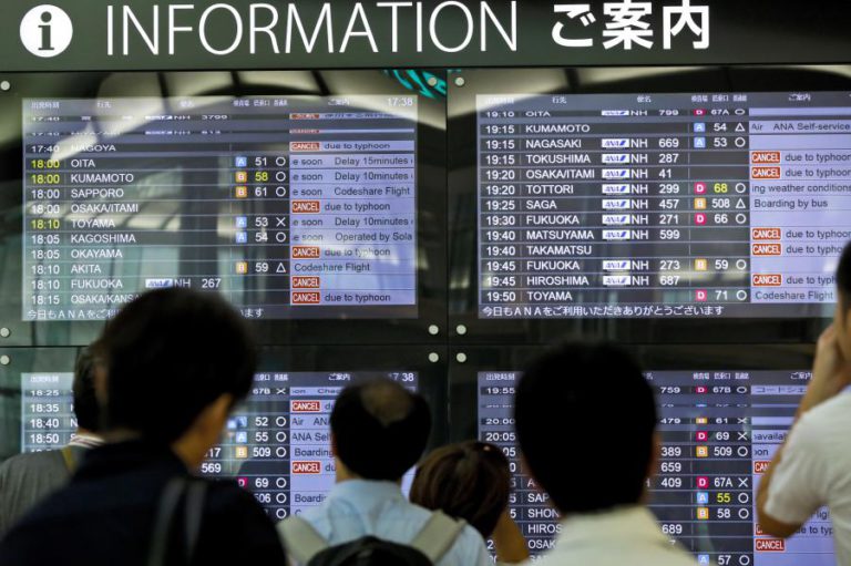 MAIS DE 10 FERIDOS E 60 VOOS CANCELADOS NA PASSAGEM DO TUFÃO CIMARON NO JAPÃO