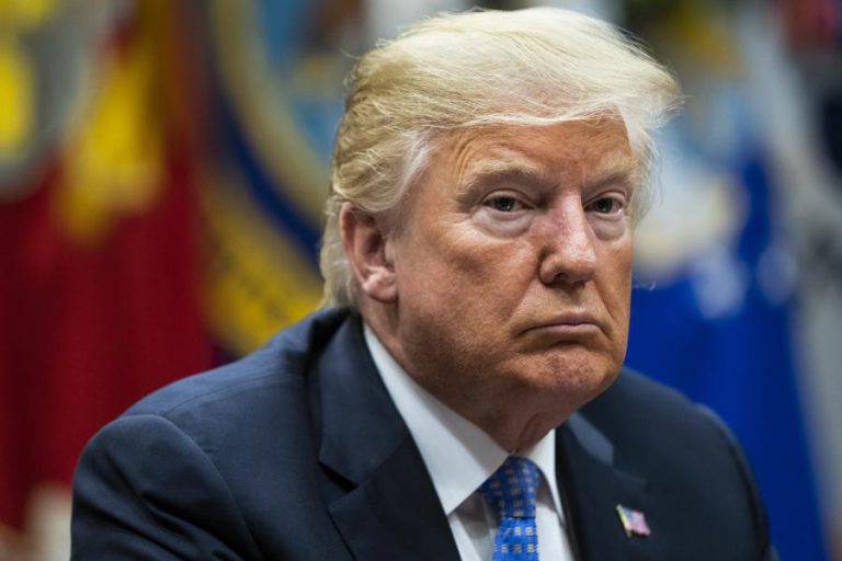 TRUMP PRESTA HOMENAGEM A JOHN MCCAIN DEPOIS DE CRÍTICAS E PRESSÕES