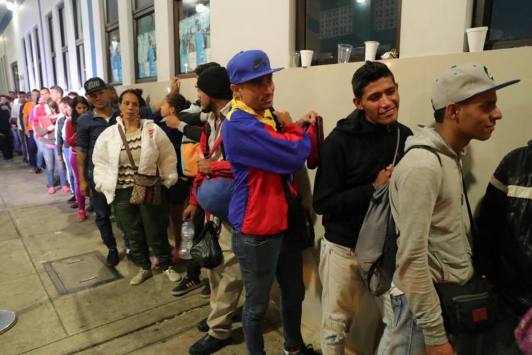 PERU COMEÇA A EXIGIR PASSAPORTE AOS VENEZUELANOS QUE CHEGAM À FRONTEIRA