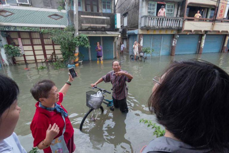 PELO MENOS QUATRO MORTOS E 143 FERIDOS DEVIDO A INUNDAÇÕES EM TAIWAN