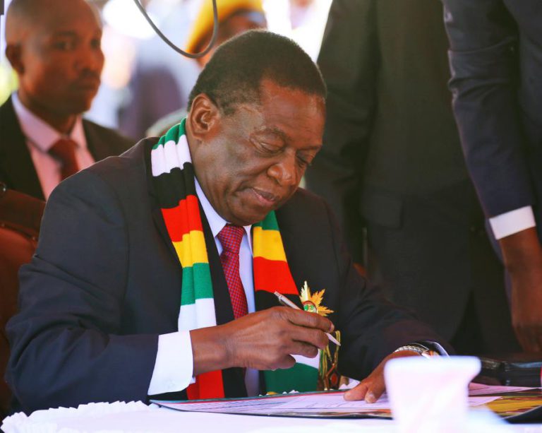 EMMERSON MNANGAGWA INVESTIDO OFICIALMENTE COMO PRESIDENTE DO ZIMBABUÉ