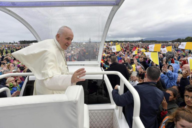 PAPA PEDE A FIÉIS NA IRLANDA PARA AJUDAREM A CONSTRUIR “UMA ÚNICA FAMÍLIA HUMANA”