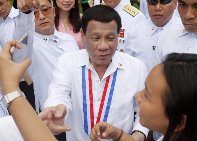 PRESIDENTE DAS FILIPINAS ASSOCIA AUMENTO DE VIOLAÇÕES À BELEZA DAS MULHERES