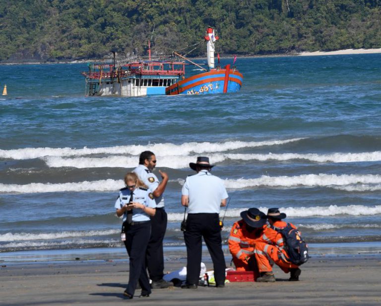 AUSTRÁLIA DETEVE OS 17 PASSAGEIROS DE EMBARCAÇÃO ENCALHADA DESDE DOMINGO