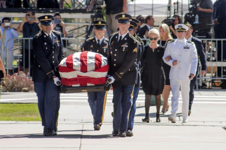 MILHARES DESPEDEM-SE DE MCCAIN NO ARIZONA EM CERIMÓNIA QUE MARCA INÍCIO DE TRIBUTOS
