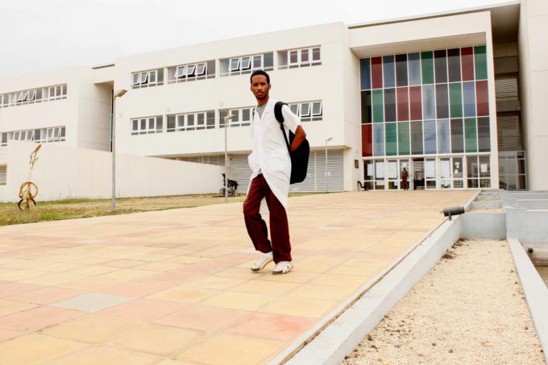 COMPLEXO ANGOLANO DE ARTES COM CARÊNCIAS DE PROFESSORES E MATERIAL DIDÁTICO