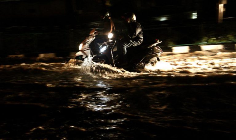 AUTORIDADES INDIANAS EMITEM ALERTA PARA INUNDAÇÕES, CENTENAS DE PESSOAS DESLOCADAS