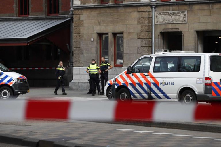 DOIS FERIDOS EM ESFAQUEAMENTO NA GARE DE AMSTERDÃO, SUSPEITO ALVEJADO