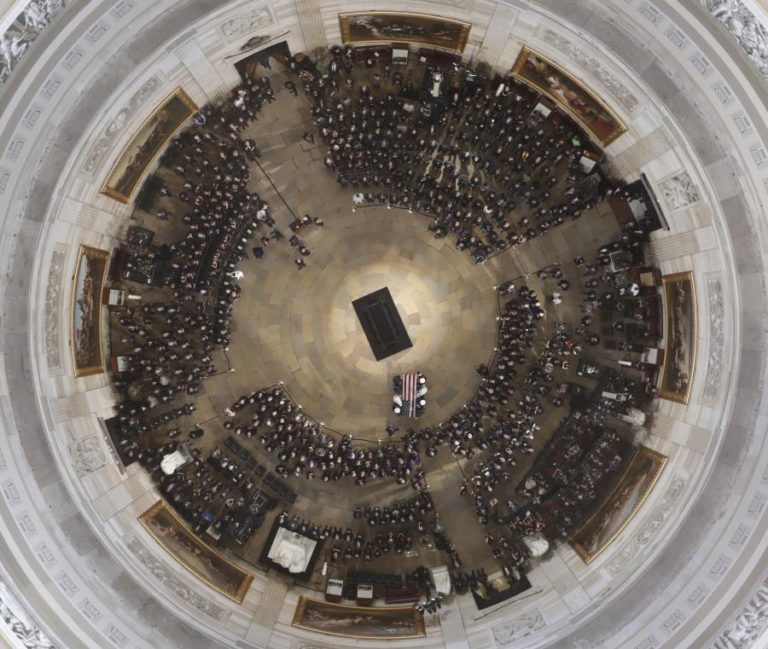URNA COM RESTOS MORTAIS DO SENADOR JOHN MCCAIN JÁ ESTÁ EXPOSTA NO CAPITÓLIO EM WASHINGTON