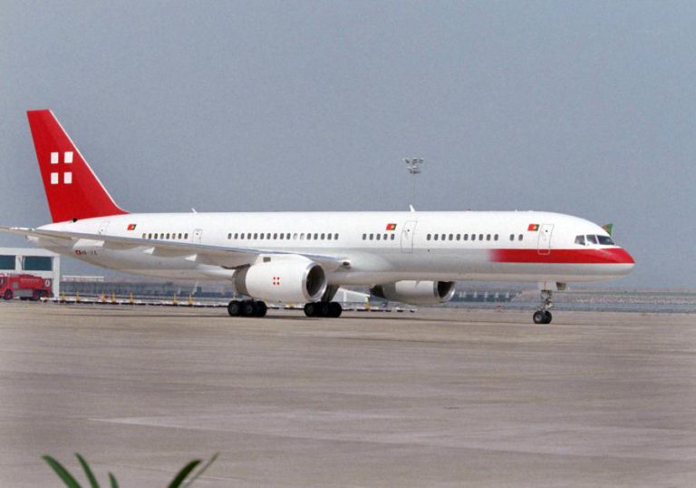 VOOS CANCELADOS E PASSAGEIROS RETIDOS NO AEROPORTO DE MACAU DEVIDO A TUFÃO