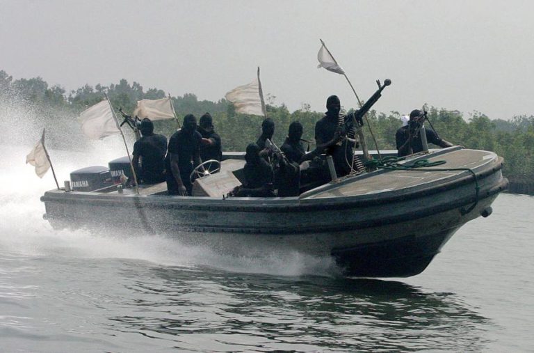NAVIO COM PAVILHÃO SUÍÇO É ATACADO E 12 TRIPULANTES SEQUESTRADOS NA NIGÉRIA