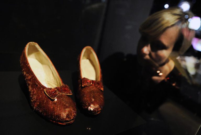 SAPATOS DE JUDY GARLAND EM “O FEITICEIRO DE OZ” RECUPERADOS 13 ANOS APÓS ROUBO