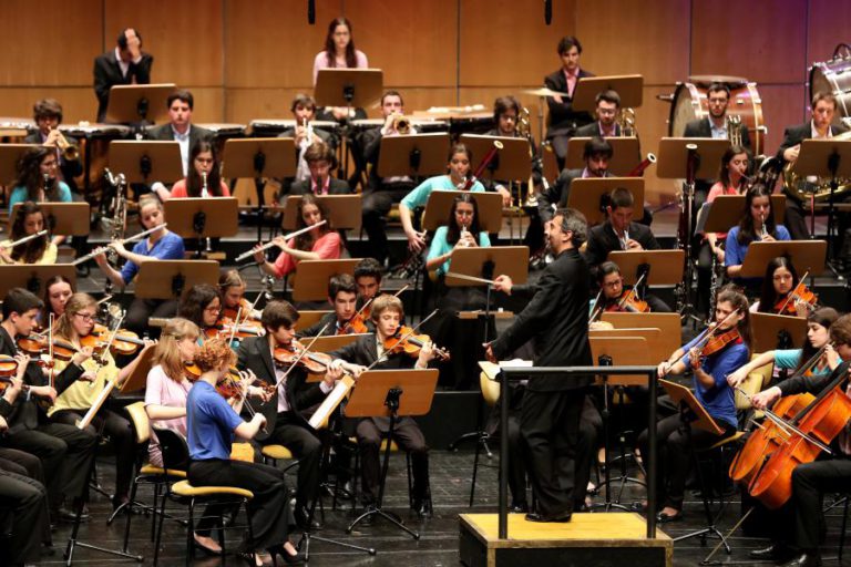 MAESTRO CESÁRIO COSTA DIRIGE A ORQUESTRA SINFÓNICA DO THEATRO PAZ EM BELÉM DO PARÁ