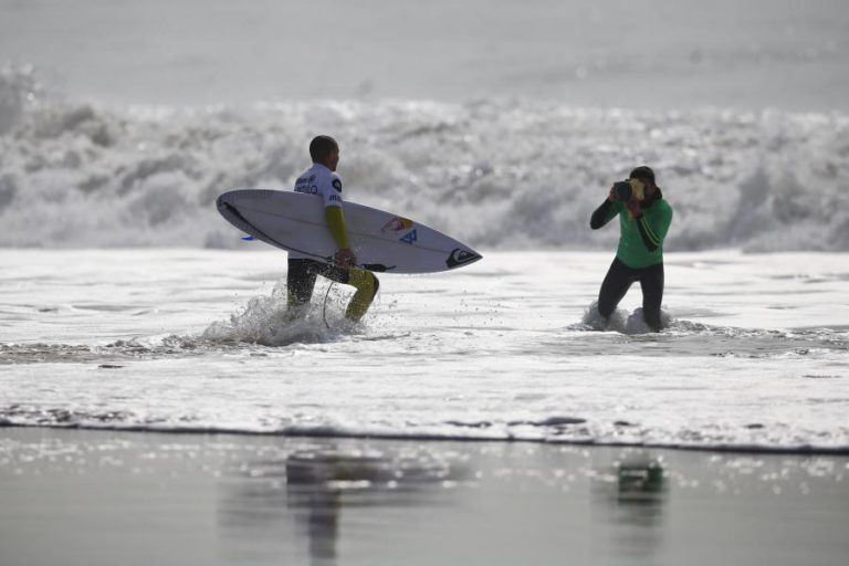 SURFISTAS QUEIXAM-SE DE RESTRIÇÕES NAS PRAIAS DA COSTA DE CAPARICA