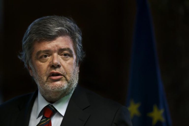 INDÚSTRIA FARMACÊUTICA SAÚDA DECISÃO DO GOVERNO SOBRE DESLOCALIZAÇÃO DO INFARMED