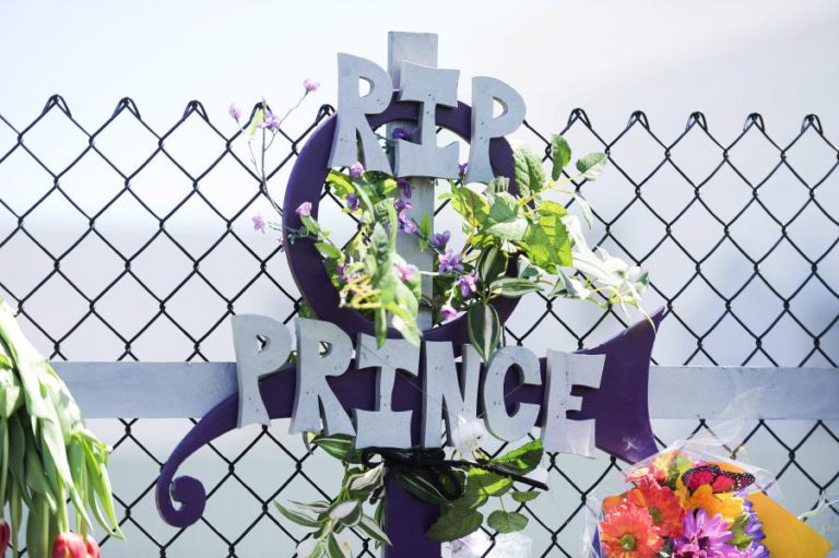 ÁLBUM INÉDITO DE PRINCE CHEGA HOJE ÀS LOJAS ENTRE UM “PIANO AND A MICROPHONE 1983”