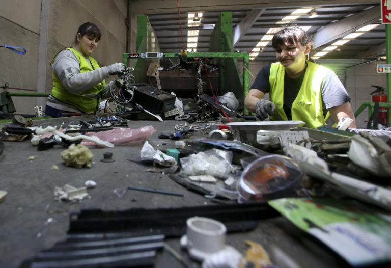 CADA PORTUGUÊS PRODUZ 40 QUILOS DE LIXO POR MÊS