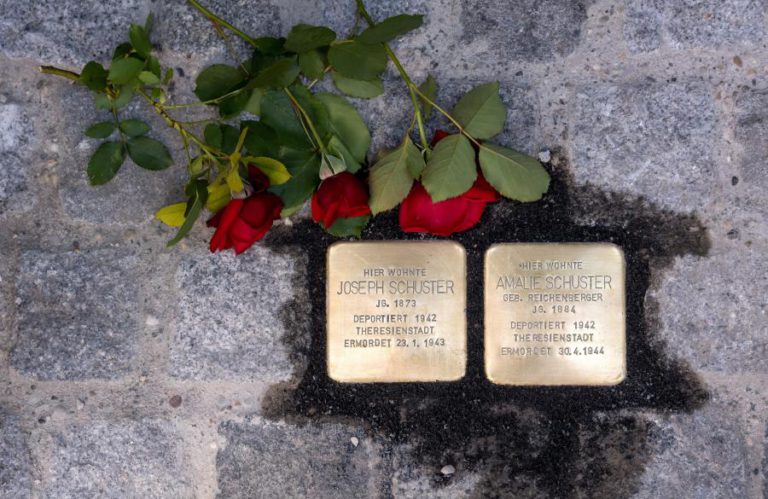 MILHARES DE “PEDRAS DO TROPEÇO” RECORDAM AS VÍTIMAS DA PERSEGUIÇÃO NAZI
