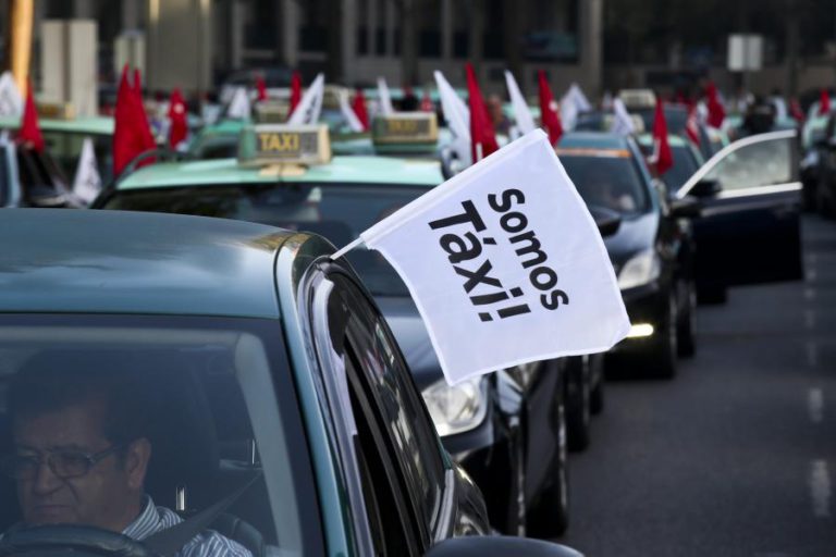TÁXISTAS MANIFESTAM-SE EM LISBOA, PORTO E FARO CONTRA LEI DAS PLATAFORMAS