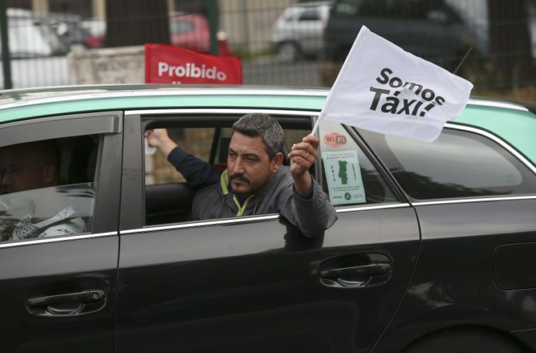 TAXISTAS VOLTAM A PROTESTAR NAS RUAS PARA IMPEDIR QUE ‘LEI UBER’ ENTRE EM VIGOR