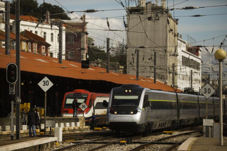 CP ALUGA A ESPANHA MAIS QUATRO COMBOIOS A GASÓLEO E PRIMEIRO ELÉTRICO EM 2019