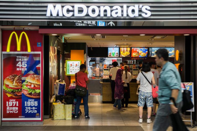 TRABALHADORES DO MCDONALD’S FIZERAM GREVE NOS EUA CONTRA O ASSÉDIO SEXUAL
