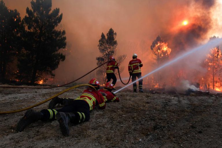 FOGO EM LOULÉ COMBATIDO POR 125 OPERACIONAIS E SEIS MEIOS AÉREOS