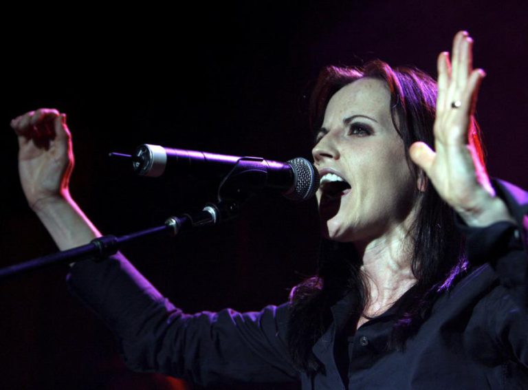 CANTORA DOLORES O’RIORDAN MORREU POR AFOGAMENTO ACIDENTAL