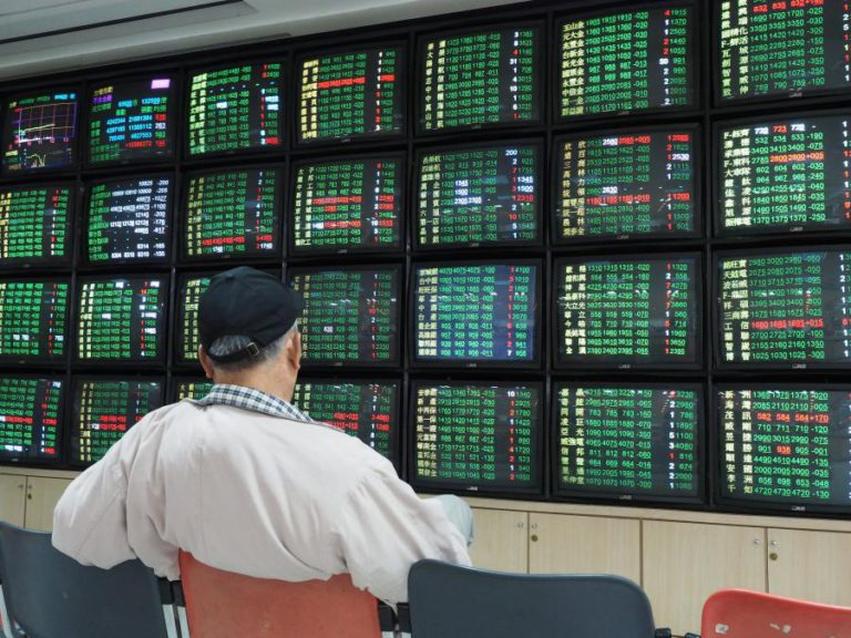 WALL STREET SEGUE POSITIVA À ESPERA DE DECISÕES DA FED