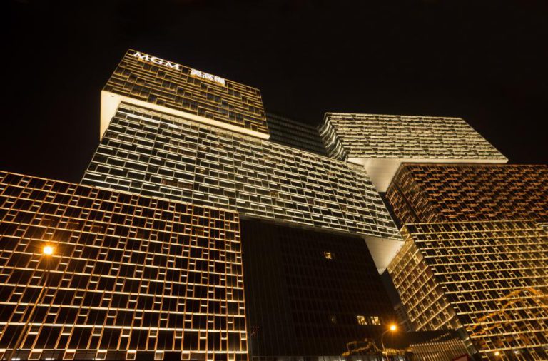 MACAU ANALISA PEDIDOS PARA CRIAÇÃO DE 404 SALAS DE FUMADORES EM CASINOS