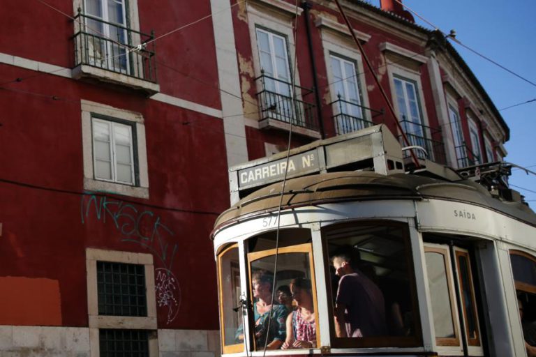 ACIDENTE ENTRE ELÉTRICO E AUTOCARRO NO CAIS DO SODRÉ EM LISBOA FAZ NOVE FERIDOS LIGEIROS