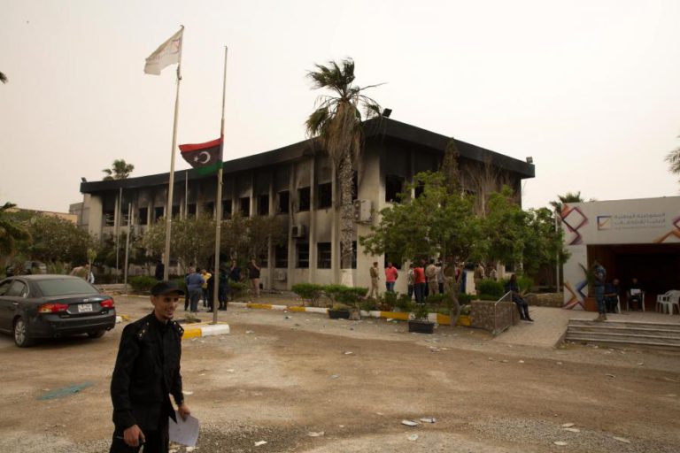 CONFRONTOS EM TRIPOLI JÁ PROVOCARAM PELO MENOS 50 MORTOS