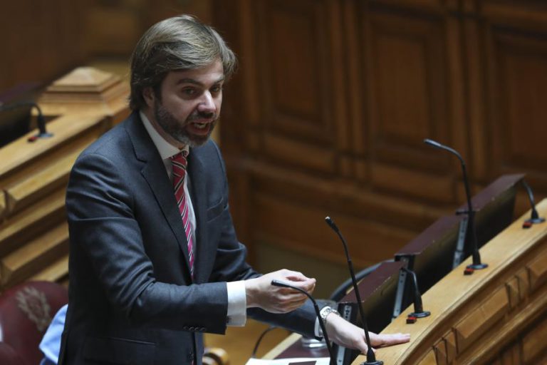 CDS ATACA “TAXA ROBLES VERSÃO RIO” POR SER “CAÇA AO CONTRIBUINTE”