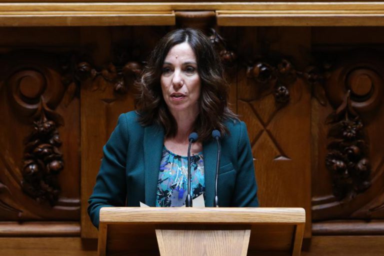 PEV AVISA QUE OBSESSÃO PELO DÉFICE NÃO PODE IMPEDIR RESPOSTAS AO PAÍS