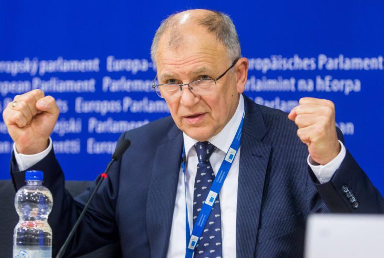 COMISSÁRIO EUROPEU REITERA NECESSIDADE DE ABORDAGEM CONCERTADA DA VACINAÇÃO NA UE