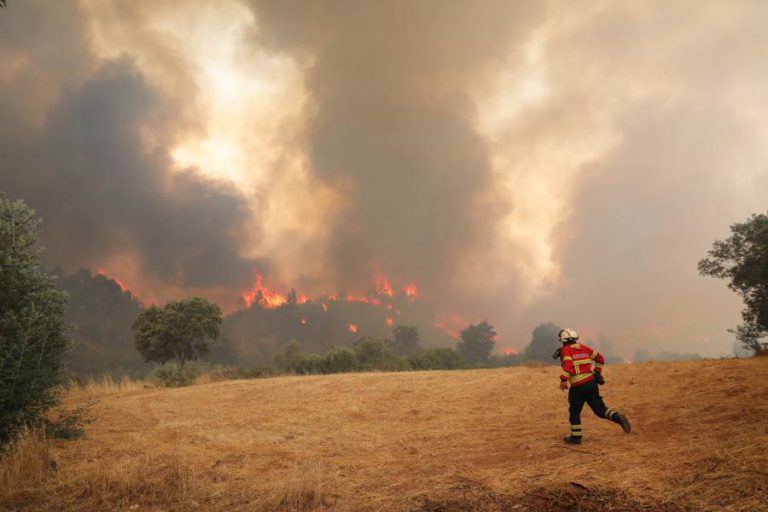 VENTO FORTE DIFICULTA COMBATE ÀS CHAMAS NA PÓVOA DE LANHOSO