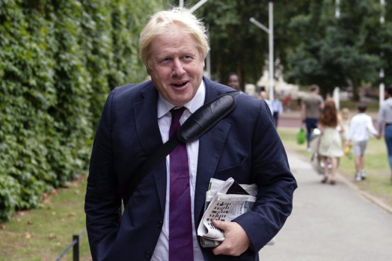 EX-CHEFE DA DIPLOMACIA BRITÂNICA CRITICA POLÍTICA DE THERESA MAY