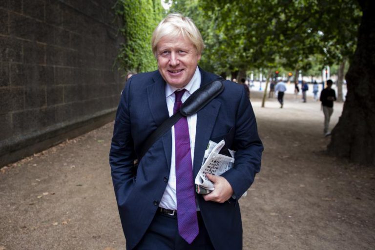 ‘BREXIT’: BORIS JOHNSON COMPARA PLANOS BRITÂNICOS PARA SAÍDA DA UE A “COLETE SUICIDA”