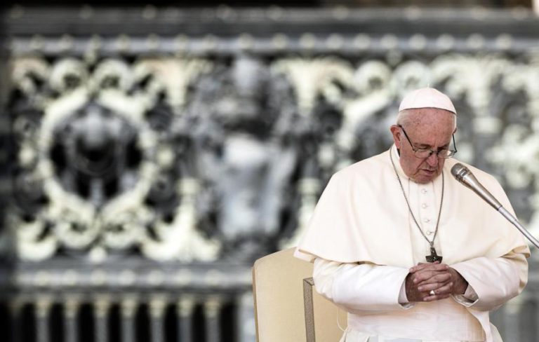 PAPA FRANCISCO PEDE AÇÕES CONCRETAS PARA ACABAR COM PLÁSTICO NOS MARES