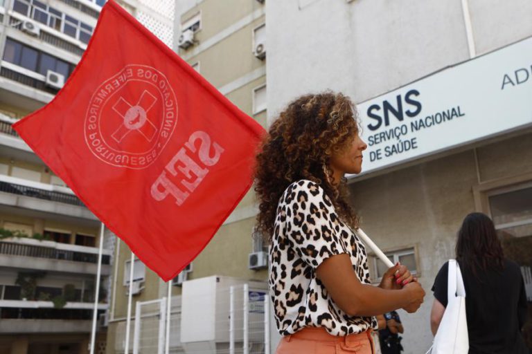 PRIMEIRO DIA DE GREVE DOS ENFERMEIROS COM ADESÃO ENTRE OS 75% E OS 80%