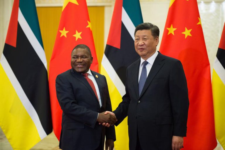 PRESIDENTE DE MOÇAMBIQUE ALMOÇA COM EMPRESÁRIOS CHINESES EM PEQUIM