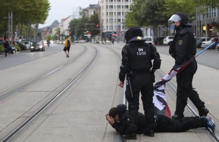 NOVE FERIDOS E 25 DELITOS EM PROTESTOS CONTRA E PRÓ-ESTRANGEIROS EM CHEMNITZ