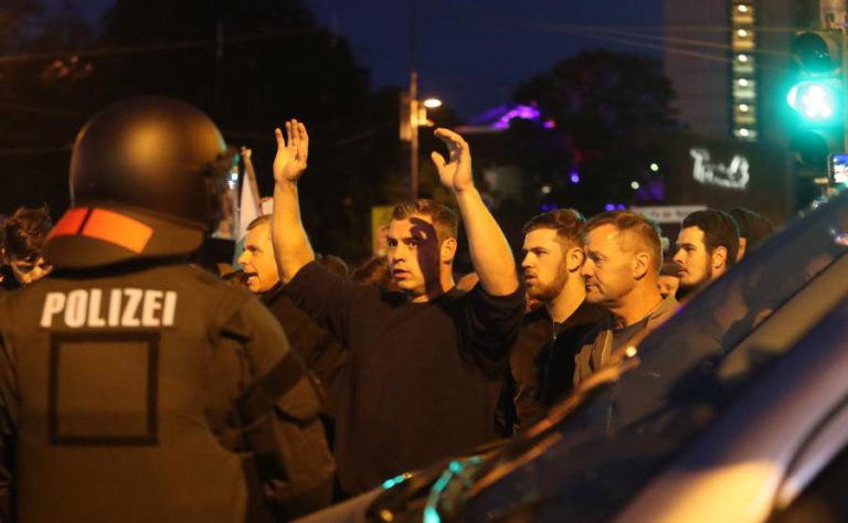 SOBE PARA 18 NÚMERO DE FERIDOS EM PROTESTOS CONTRA E PRÓ-ESTRANGEIROS EM CHEMNITZ — POLÍCIA