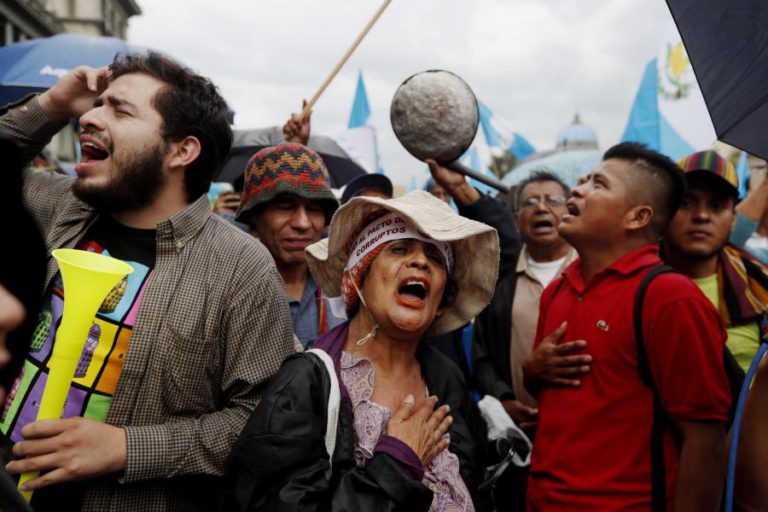 CENTENAS EXIGEM RENÚNCIA DE MORALES E DEFENDEM COMISSÃO ANTICORRUPÇÃO NA GUATEMALA