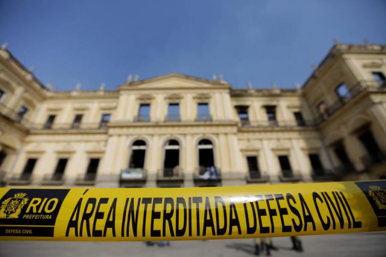 UNIVERSIDADE PEDE PERÍCIA POLICIAL PARA APURAR CAUSA DE FOGO EM MUSEU NO RIO DE JANEIRO