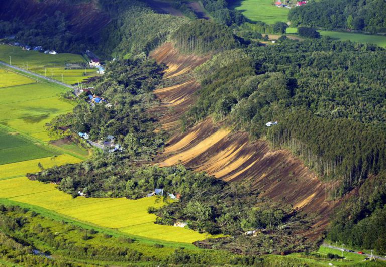 TERRAMOTO DE 6,6 ATINGE JAPÃO E CAUSA PELO MENOS UM MORTO E MAIS DE CEM FERIDOS